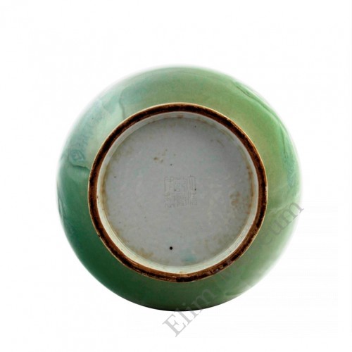 1029  A Qian-Long celadon engraved crane vase 